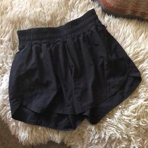 black TRACK THAT lululemon shorts 5in
